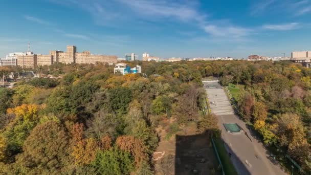 Vista panorámica aérea a una escalera con fuentes en el timelapse del jardín de Shevchenko — Vídeos de Stock