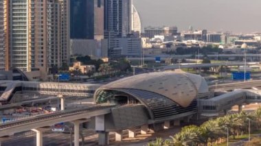 Dubai metro istasyonunun ve Dubai Marina 'nın arkasındaki lüks gökdelenlerin geleceğe dönük binası, Birleşik Arap Emirlikleri