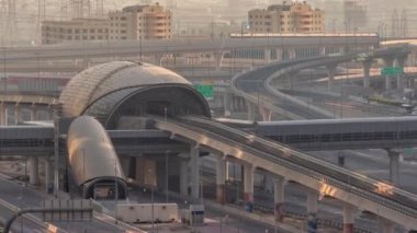Dubai metro istasyonunun ve Dubai Marina 'nın arkasındaki lüks gökdelenlerin geleceğe dönük binası, Birleşik Arap Emirlikleri