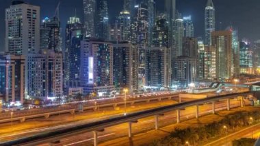 Dubai marinası gökdelenlerin en yüksek bloğu gece zaman dilimi.