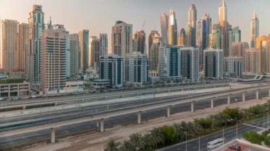 Dubai marinası gökdelenlerin en yüksek binası..