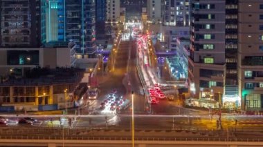 JBR caddesinin kavşağındaki yoğun trafiğe sahip hava manzarası..