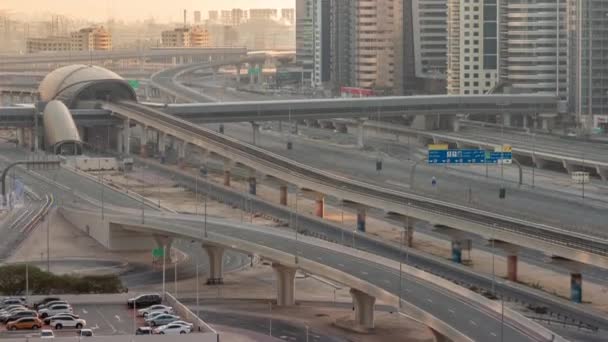 Bâtiment futuriste de la station de métro de Dubaï et gratte-ciel de luxe derrière à Dubai Marina Aerial Timelapse, Émirats arabes unis — Video