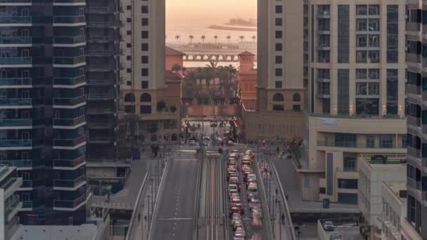 Вид с воздуха с интенсивным движением на мосту и дорожном перекрестке JBR street timelapse. — стоковое видео