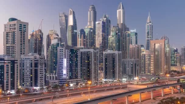 Dubai marina plus haut bloc de gratte-ciel de jour comme de nuit timelapse. — Video