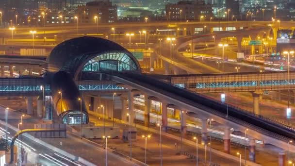 Futuristisches Gebäude der U-Bahn-Station Dubai und großer Knotenpunkt dahinter in Dubai Marina — Stockvideo