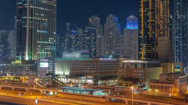 Dubai jachthaven wolkenkrabbers rond winkelcentrum antenne nacht timelapse van boven. — Stockvideo
