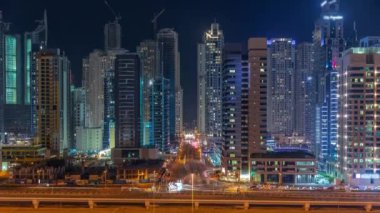 Dubai Marina gökdelenleri ve Şeyh Zayed yolu ile metro demiryolu antenli gece saatleri, Birleşik Arap Emirlikleri