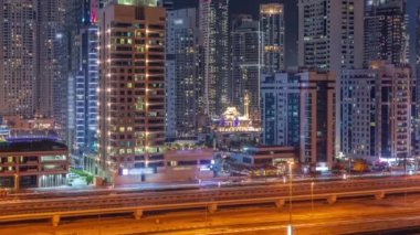 Dubai Marina silueti Muhammed Bin Ahmed Al Mulla camii hava zaman çizelgesi ile geceleyin.