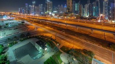 Dubai Marina gökdelenleri ve Şeyh Zayed yolu ile metro demiryolu antenli, Birleşik Arap Emirlikleri