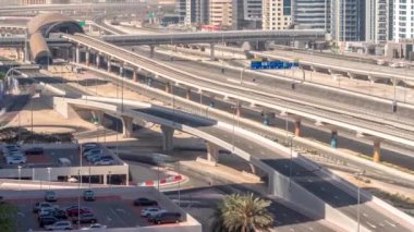 Dubai metro istasyonunun ve Dubai Marina 'nın arkasındaki lüks gökdelenlerin geleceğe dönük binası, Birleşik Arap Emirlikleri