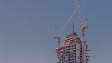 Vinçler zaman ayarlı gökdelen yapım aşamasında