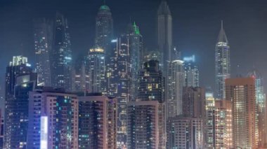 Dubai marinası gökdelenlerin en yüksek bloğu gece zaman dilimi.