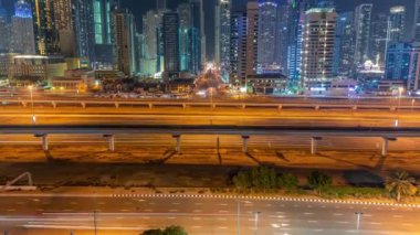 Dubai Marina gökdelenleri ve Şeyh Zayed yolu ile metro demiryolu antenli gece saatleri, Birleşik Arap Emirlikleri