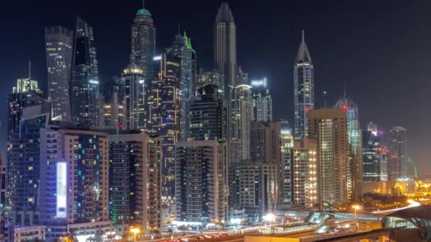 Dubai jachthaven hoogste blok van wolkenkrabbers hele nacht timelapse. — Stockvideo
