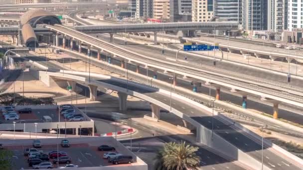 Futurisztikus épület Dubai metróállomás és luxus felhőkarcolók mögött Dubai Marina légi időelapse, Egyesült Arab Emírségek — Stock videók