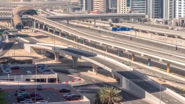 Futuristisk byggnad av Dubai tunnelbanestation och lyx skyskrapor bakom i Dubai Marina antenn timelapse, Förenade Arabemiraten — Stockvideo