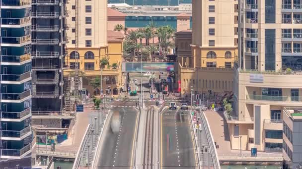 Letecký pohled s hustým provozem na mostě a křižovatce ulic JBR. — Stock video