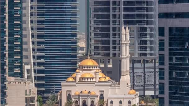Dubai Marina skyline met Mohammad Bin Ahmed Al Mulla moskee luchtfoto timelapse — Stockvideo