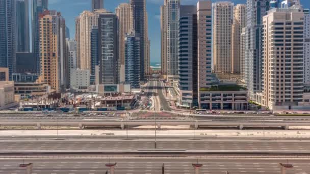 Dubai Marina drapacze chmur i Sheikh Zayed drogowego z metra anteny kolejowej cały dzień timelapse, Zjednoczone Emiraty Arabskie — Wideo stockowe