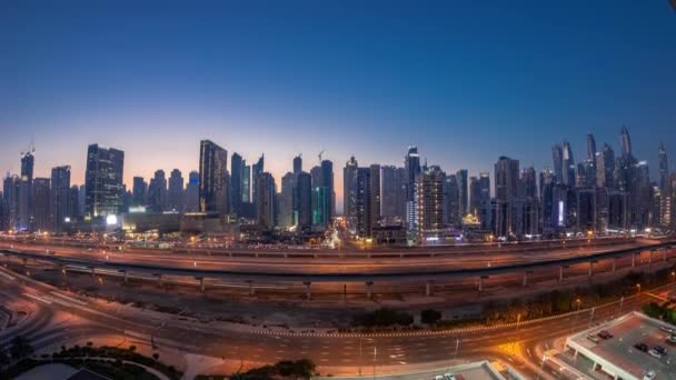 Πανόραμα των ουρανοξύστες Μαρίνα Ντουμπάι και Sheikh Zayed δρόμο με μετρό εναέρια ημέρα με νύχτα timelapse, Ηνωμένα Αραβικά Εμιράτα — Αρχείο Βίντεο