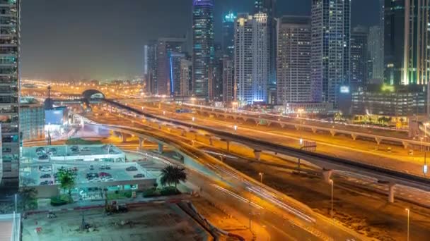 Dubai Marina felhőkarcolók és Sheikh Zayed Road metró vasúti légi éjszaka timelapse, Egyesült Arab Emírségek — Stock videók