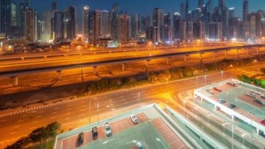 Dubai marinası gece gündüz gökdelenlerin en yüksek bloğu..