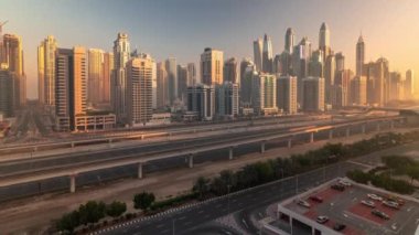 Dubai marinası gökdelenlerin en yüksek bloğu Sabah saatleri.