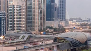 Dubai metro istasyonunun ve Dubai Marina hava sahasının arkasındaki lüks gökdelenlerin geleceğe dönük binası.
