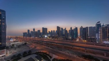 Dubai Marina gökdelenleri ve Şeyh Zayed yolu ile metro demiryolu gün gece saatleri, Birleşik Arap Emirlikleri