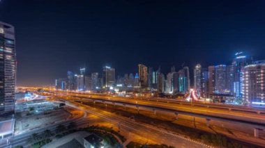 Dubai Marina Gökdelenleri ve Şeyh Zayed Yolu 'nun panoraması. Gece boyunca metro antenli, Birleşik Arap Emirlikleri.