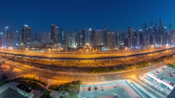 Panoráma dubajského Marina mrakodrapy a Sheikh Zayed silnice s metro letecké noci na den timelapse, Spojené arabské emiráty — Stock video