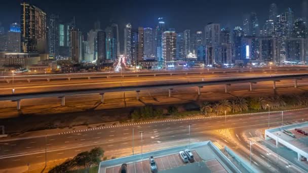 Panorama toont Dubai jachthaven hoogste blok van wolkenkrabbers nacht timelapse. — Stockvideo