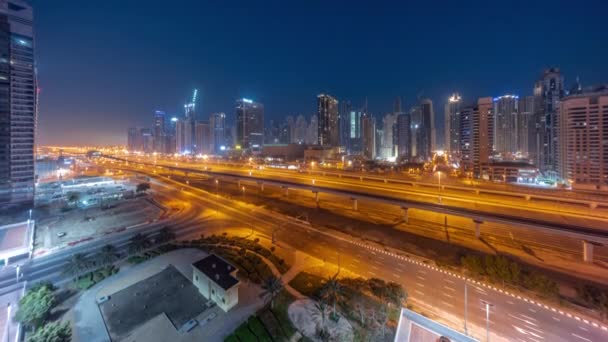 Dubai Marina wolkenkrabbers en Sheikh Zayed weg met metro spoorlijn antenne nacht tot dag timelapse, Verenigde Arabische Emiraten — Stockvideo