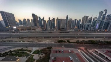 Dubai Marina gökdelenleri ve Şeyh Zayed yolu ile metro demiryolu gün gece saatleri, Birleşik Arap Emirlikleri