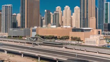 Alışveriş merkezinin etrafındaki Dubai marina gökdelenleri tüm gün boyunca yukarıdan zaman ayarlı..