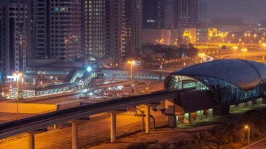 Dubai metro istasyonunun ve Dubai Marina hava sahasının arkasındaki lüks gökdelenlerin geleceğe dönük binası.