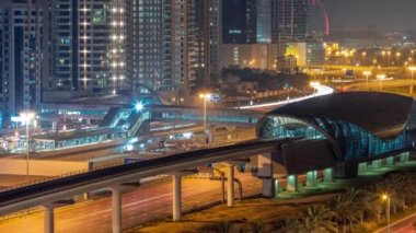 Dubai metro istasyonunun ve Dubai Marina hava sahasının arkasındaki lüks gökdelenlerin geleceğe dönük binası.