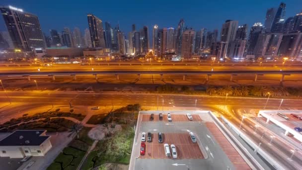 Dubai Marina wolkenkrabbers en Sheikh Zayed weg met metro spoorlijn antenne nacht tot dag timelapse, Verenigde Arabische Emiraten — Stockvideo
