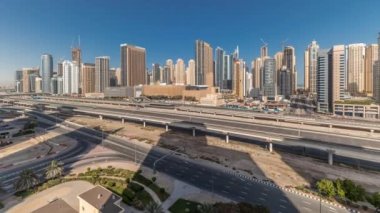 Panorama, Dubai Marina gökdelenlerini ve Şeyh Zayed yolunu metro demiryolu ile gösteriyor. Birleşik Arap Emirlikleri.