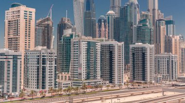 Dubai marinası gökdelenlerin en yüksek binası. JLT bölgesinden apartman binalarına, otellere ve otoyol yakınlarındaki iş kulelerine hava manzarası.