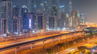 Dubai marinası gökdelenlerin en yüksek binası. JLT bölgesinden apartman binalarına, otellere ve metro istasyonu yakınlarındaki iş kulelerine hava manzarası