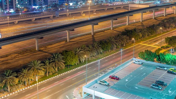Dubai marina gökdelenleri yakınlarındaki otoyol. JLT bölgesinden apartman binalarına, otellere ve metro hattı ve otoparkı olan ofis kulelerine hava manzarası