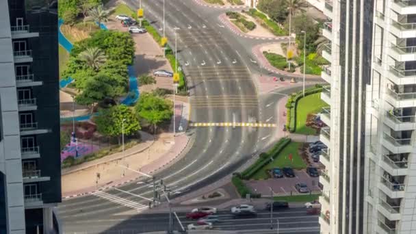 Intersección de carreteras en el timelapse aéreo de JLT, parte del distrito de uso mixto del centro de productos básicos de Dubai. — Vídeo de stock