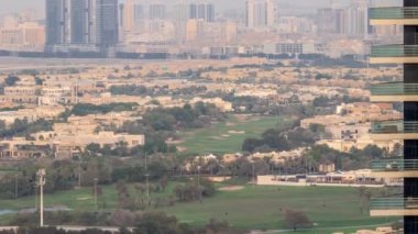 JLT semt gökdelenleri ve park zamanlaması olan yapay göl ile konut geliştirme güvertesi manzarası.