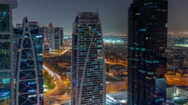Dubai çok amaçlı emtia merkezinin bir parçası olan JLT hava sahasındaki uzun konut binaları..