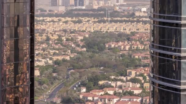 Luftaufnahme der Siedlungspromenade mit JLT-Hochhäusern und künstlichem See mit Park-Zeitraffer. — Stockvideo