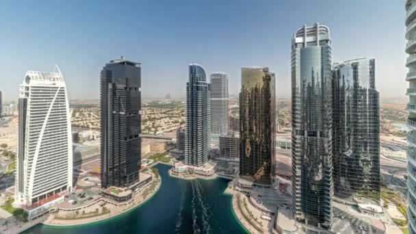 Panorama que muestra edificios residenciales altos en el timelapse aéreo JLT, parte del distrito de uso mixto del centro de productos básicos de Dubai. — Vídeos de Stock