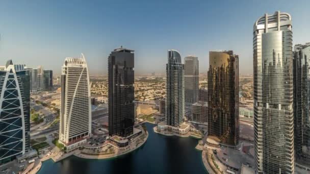 Lange residentiële gebouwen aan de JLT luchttijdlijn, onderdeel van het Dubai multi grondstoffen centrum gemengd gebruik wijk. — Stockvideo