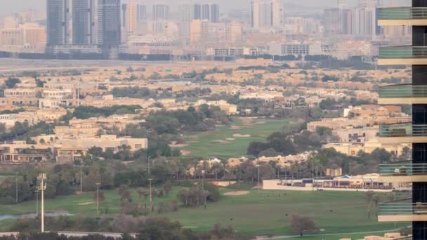 Вид с воздуха на набережную жилищного строительства с небоскребами района JLT и искусственным озером с временным парком. — стоковое видео